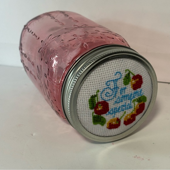SYNDIOATE Pink Qt Jar with handmade needlepoint top gift jar NWOT - Picture 2 of 8